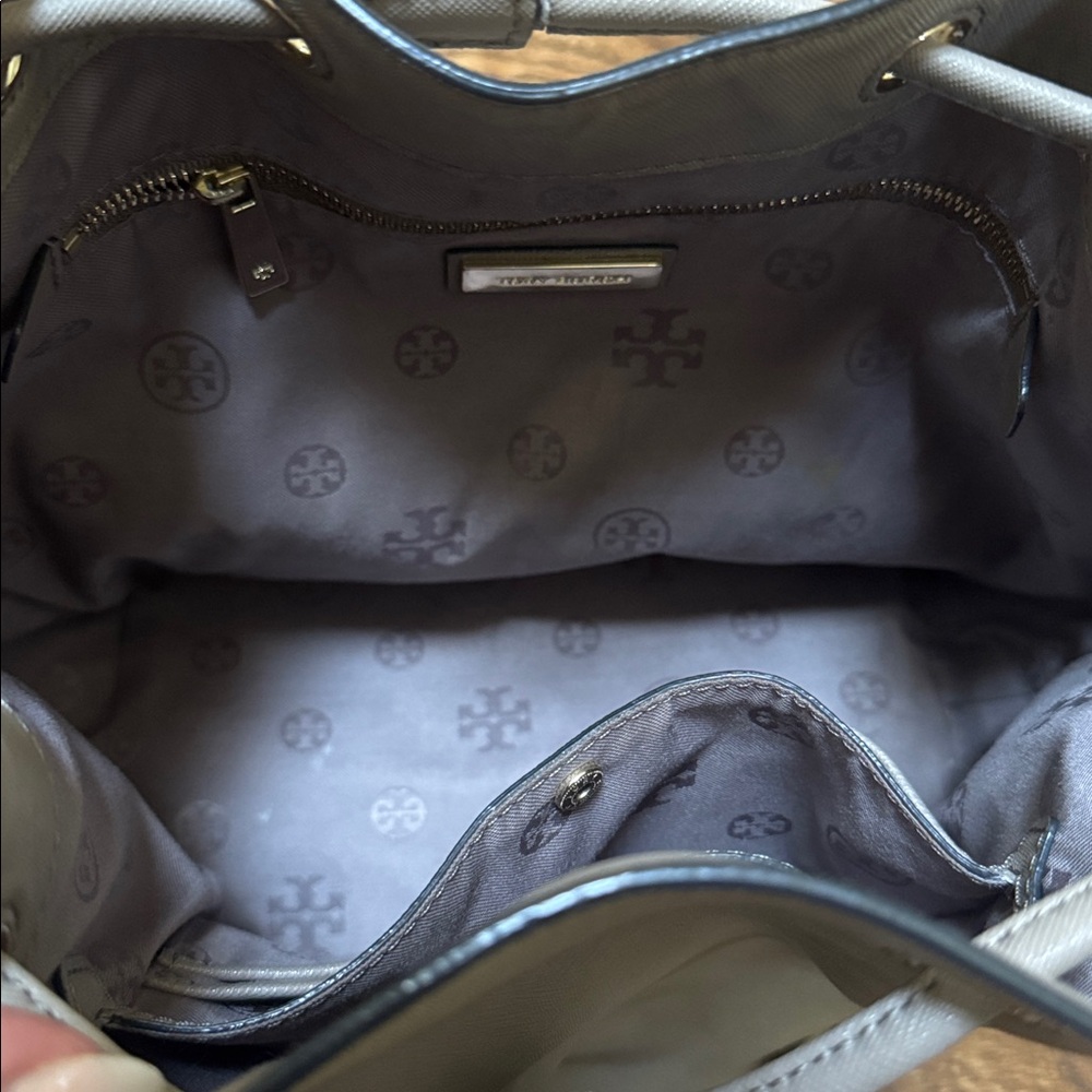 Tory Burch Robinson leather bucket bag- tan - Picture 5 of 7